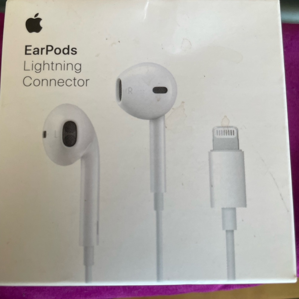 Apple earphones lightening connector comes with 2 year warranty!!!!!